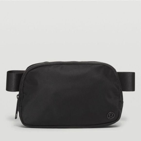 NWT Lululemon Everywhere Belt Bag in Black - Picture 2 of 5